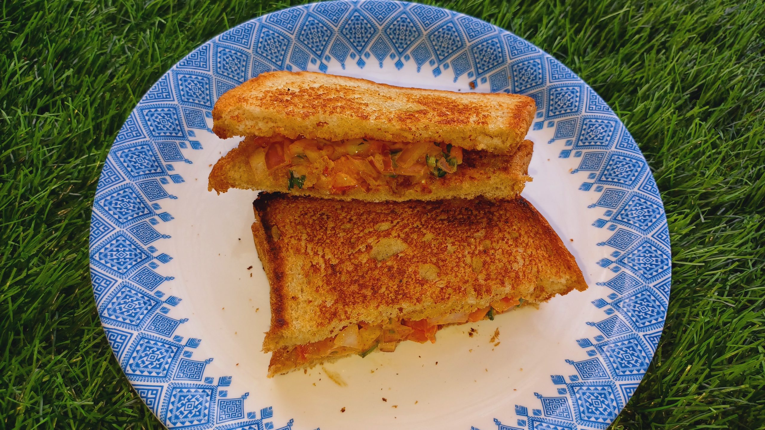 onion tomato bread sandwich